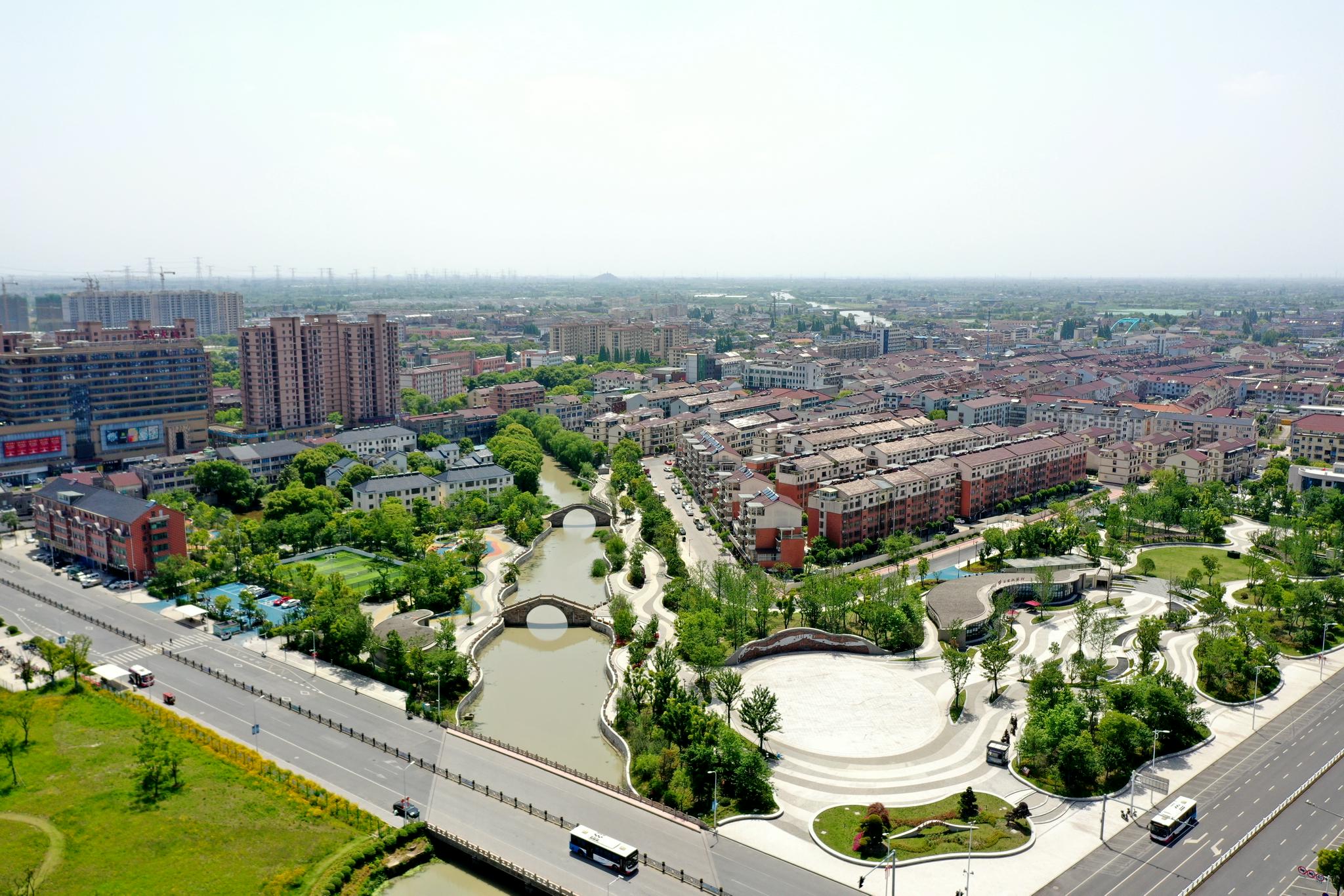 8月31日上午,俯瞰练市镇,优美的环境和整洁的道路,描绘出一幅美丽