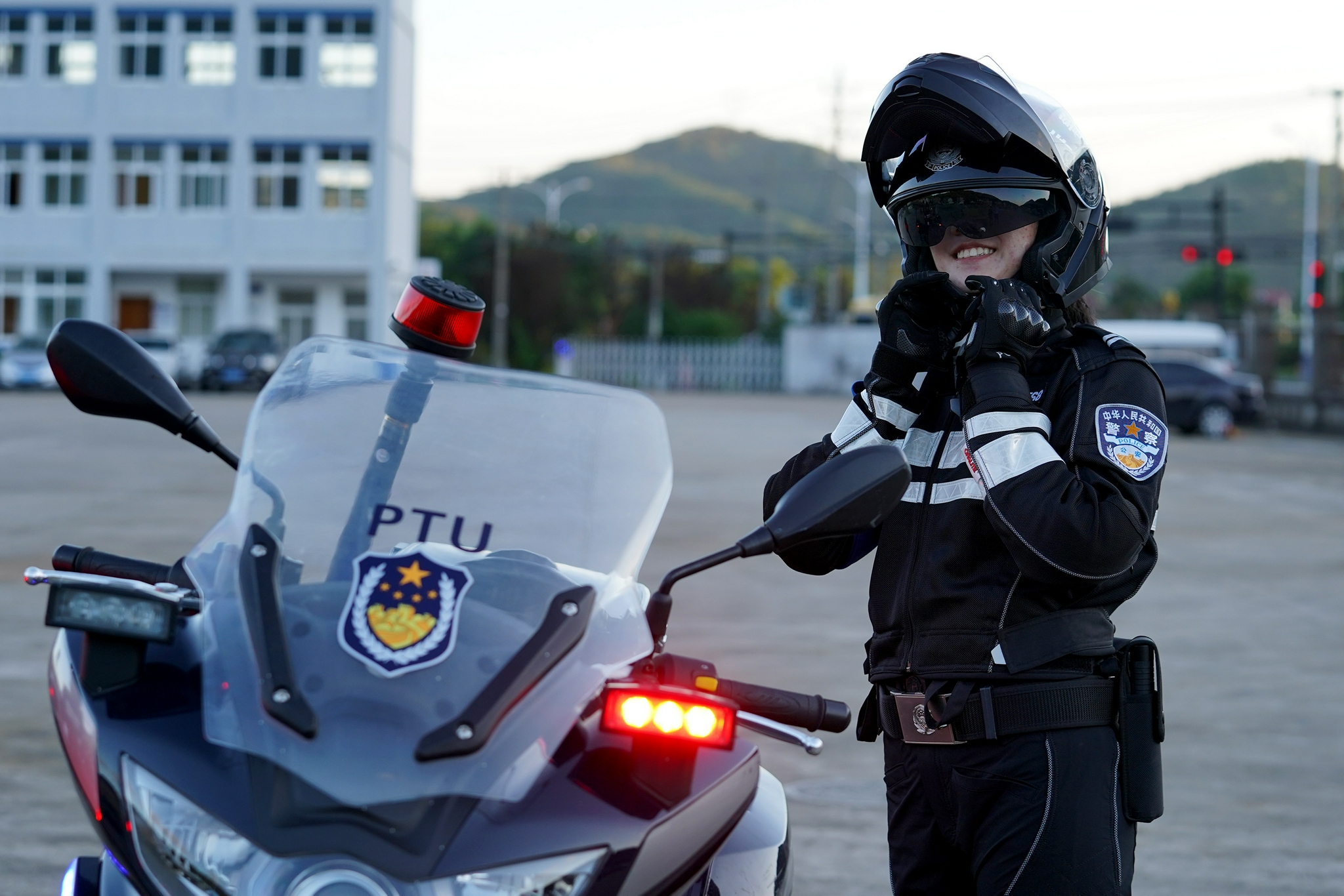 飒舟山首支女子铁骑队亮相开学季