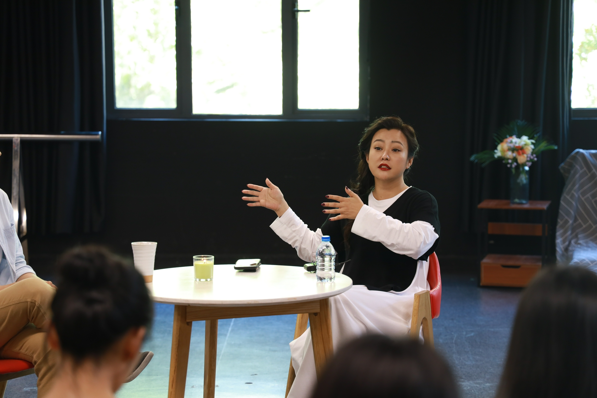 表演系主任郝蕾的第一堂课,上海温哥华电影学院开学了_新浪财经_新浪