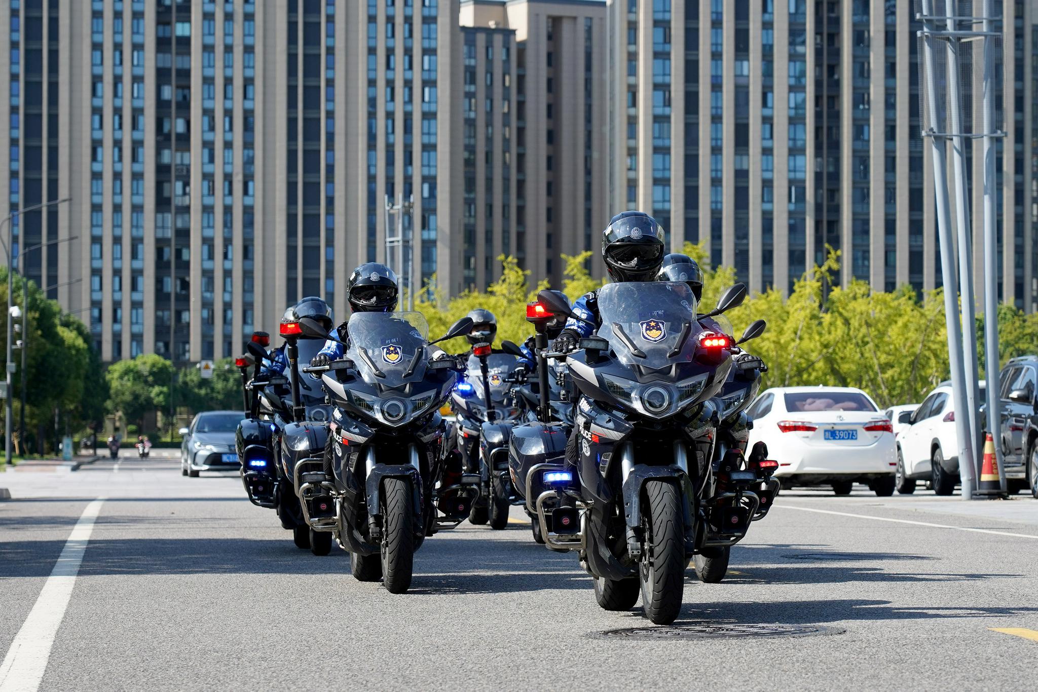 飒舟山首支女子铁骑队亮相开学季