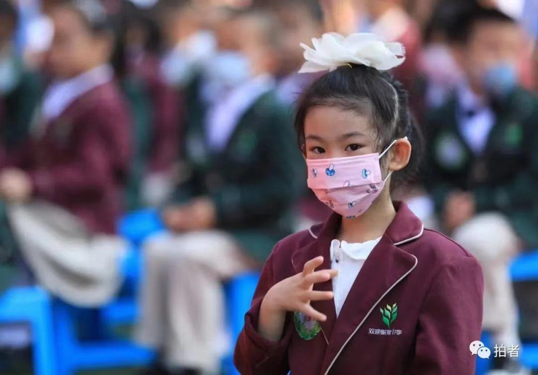 学生戴口罩参加开学典礼.