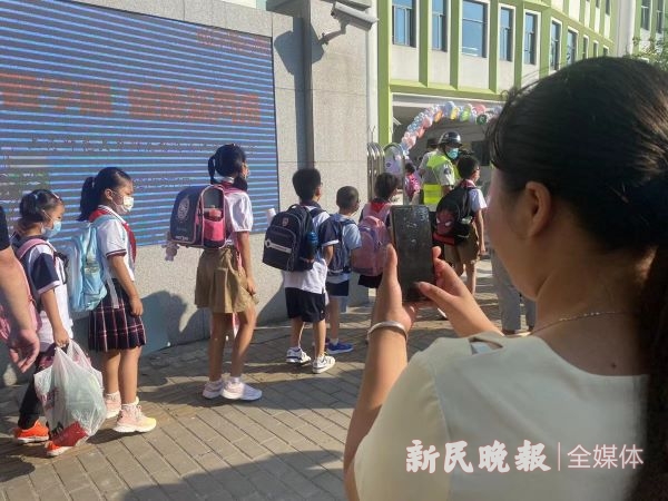 开学第一天，家长拍照热情高 市民呼吁：看着点路，别给人添堵休闲区蓝鸢梦想 - Www.slyday.coM