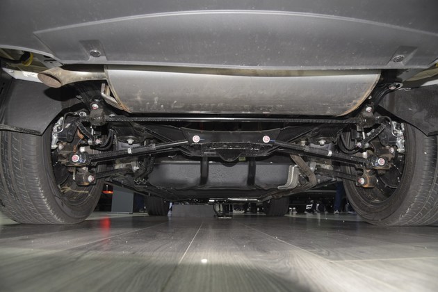 宋pro dm-i搭载的磷酸铁锂刀片电池包位于底盘下方,标准续航版本配备