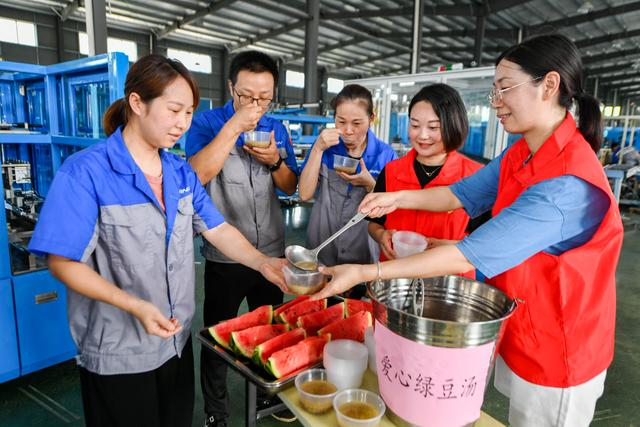 浙江省长兴县一家民营企业工人品尝防暑降温食品。
