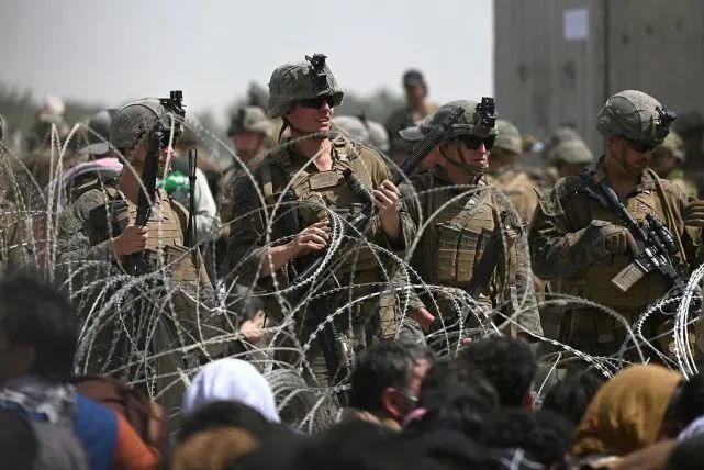 美军在喀布尔机场，图源：人民视觉