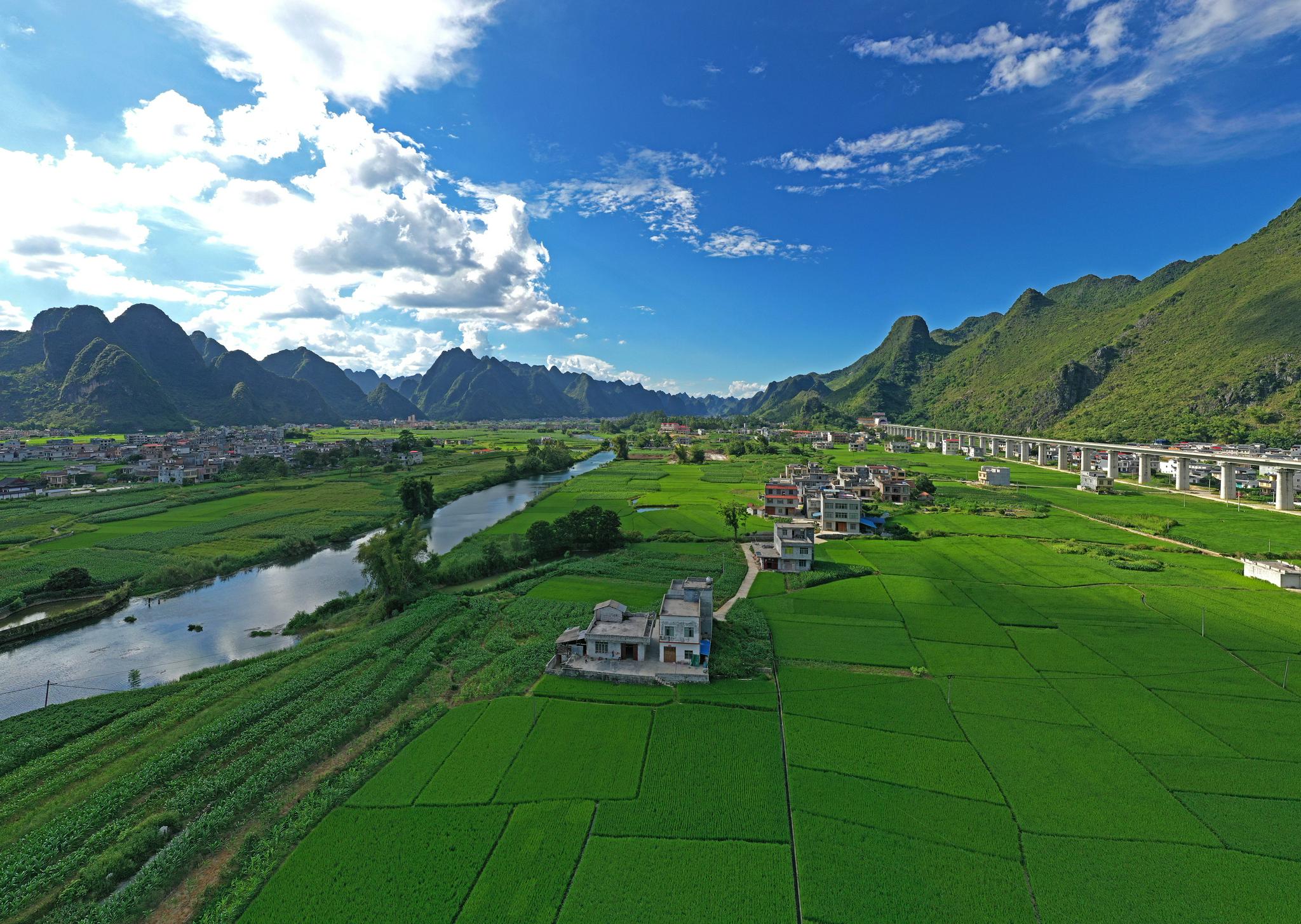 广西都安瑶山乡村面貌新