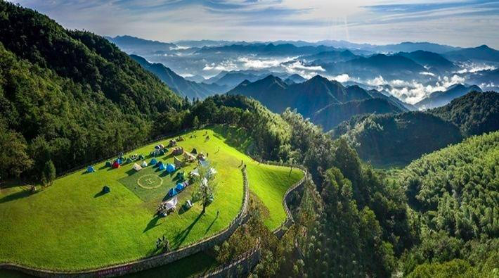 连日来,位于新昌县天姥山文化旅游区的山顶大草坪迎来了一批批露营