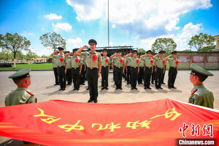 退役士兵在队旗前庄严宣誓. 李岩 摄