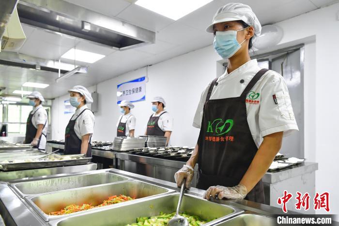 湖北宜昌：中小学校园营养午餐正式开餐