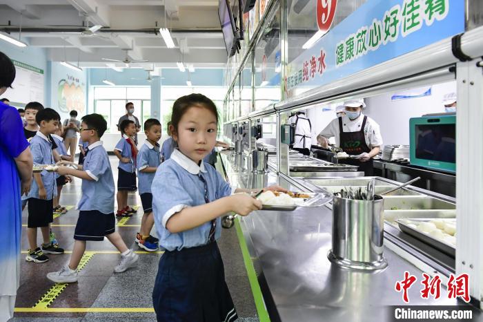 小学生排队取餐。　景卫东 摄