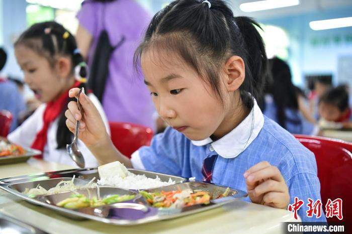 小学生在学校食堂享用营养午餐。　景卫东 摄
