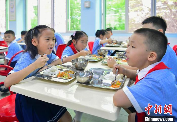 小学生吃上了干净可口的“开学第一餐”。　景卫东 摄