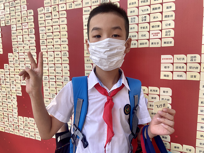 直击上海中小学开学第一天：孩子们背着小书包元气满满进校园休闲区蓝鸢梦想 - Www.slyday.coM