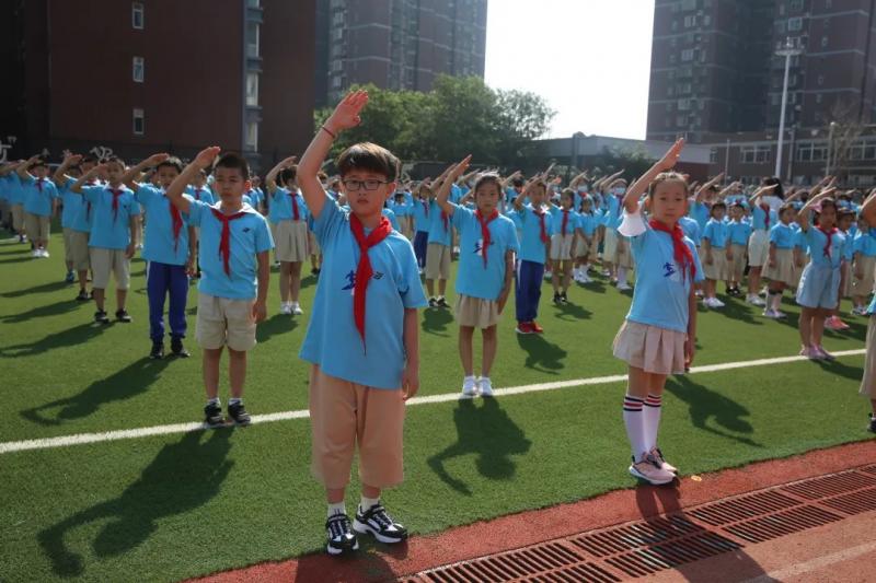 北京市京源学校小学部开学第一课 校长讲奥运英雄故事