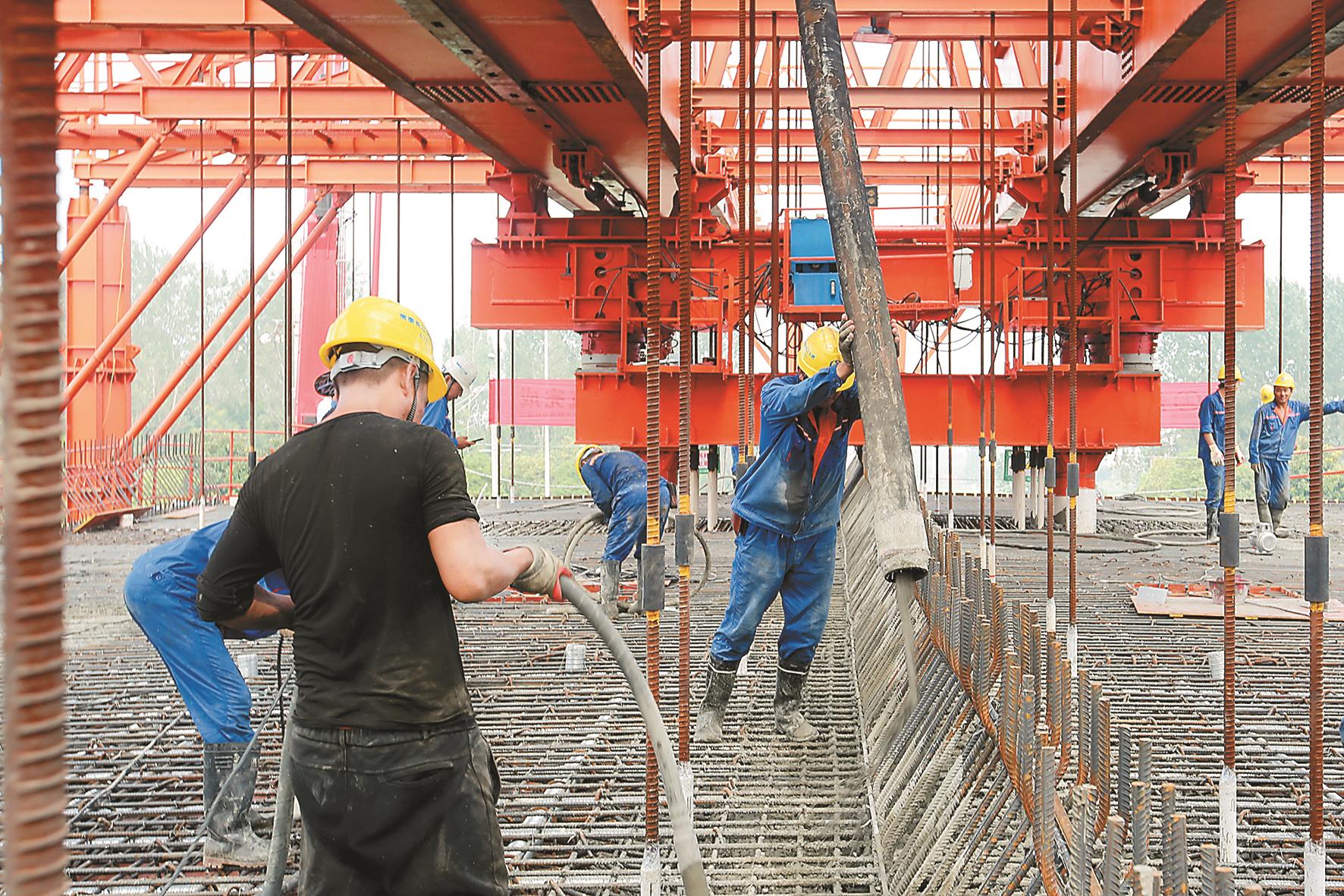 连续箱梁首段顺利浇筑完成,标志着该项目全线上部结构施工正式拉开