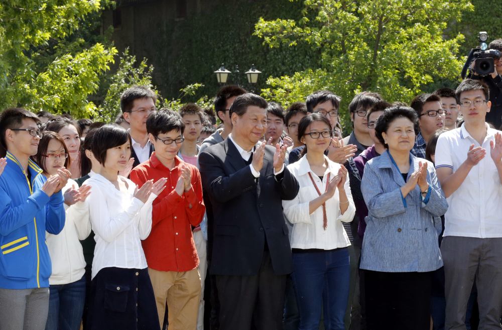 ↑2014年5月4日，习近平在北京大学观看北大师生纪念五四运动95周年青春诗会。