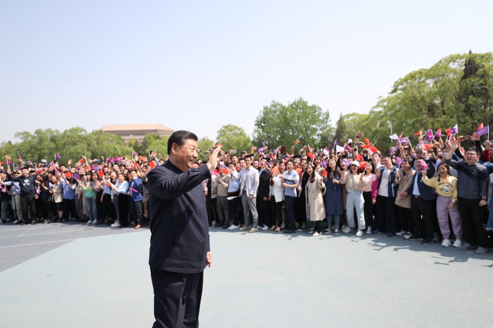 ↑2021年4月19日，习近平在清华大学考察时同师生们挥手致意。