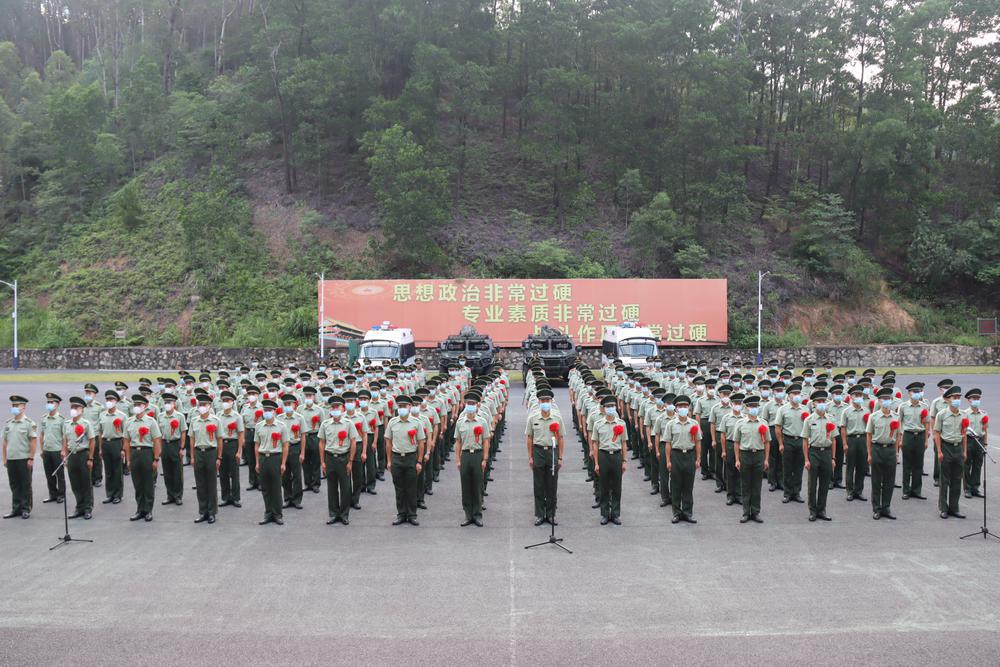 "9月1日,伴着《义勇军进行曲》响起,武警惠州支队2021年度夏秋季士兵