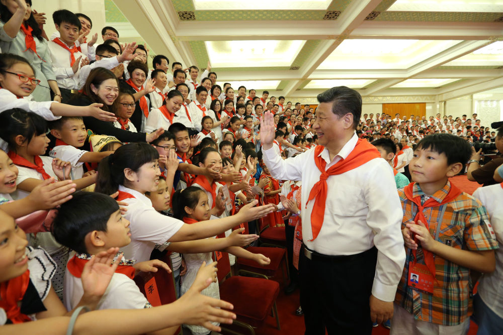↑2015年6月1日，习近平在北京人民大会堂亲切会见中国少年先锋队第七次全国代表大会全体代表。