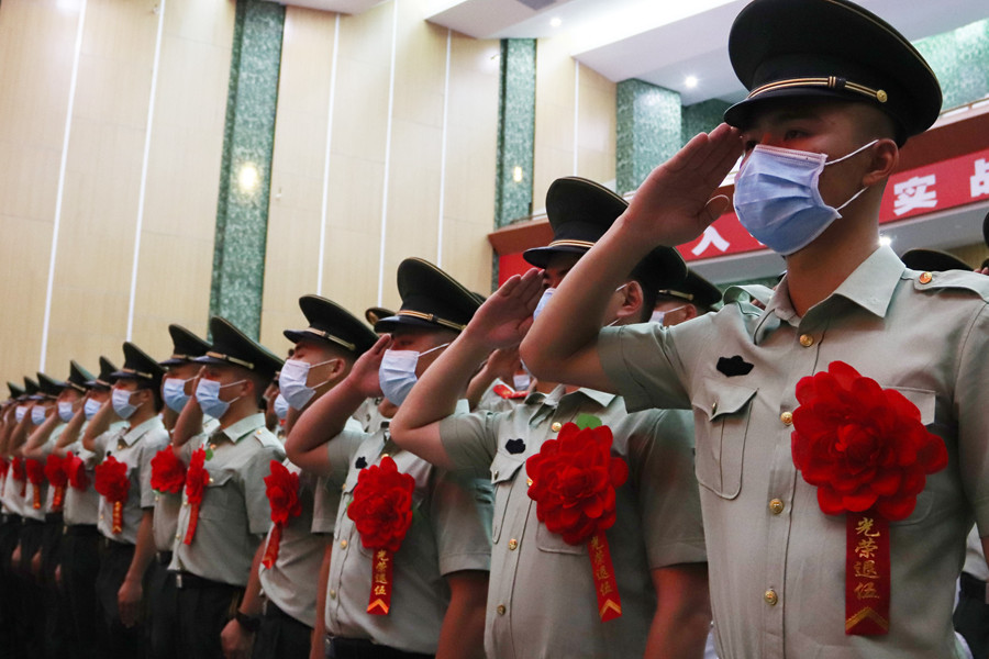 一身戎装,一生荣光:他们向武警部队旗告别!