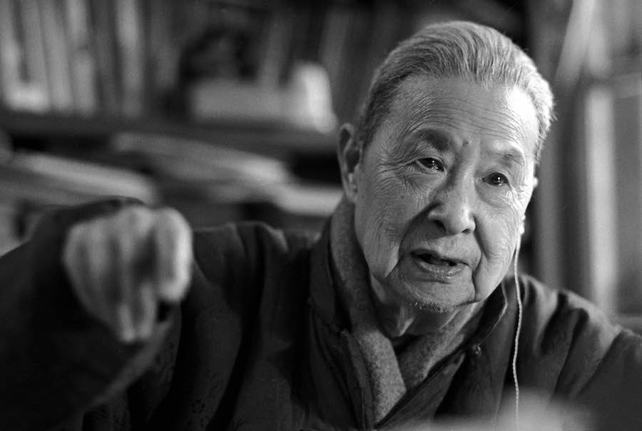 施蛰存先生在北山楼(沈建中摄影)