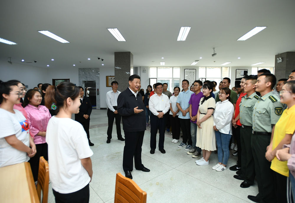↑2019年7月16日，习近平在内蒙古大学图书馆同学生们亲切交谈，勉励他们志存高远、脚踏实地、发奋图强。
