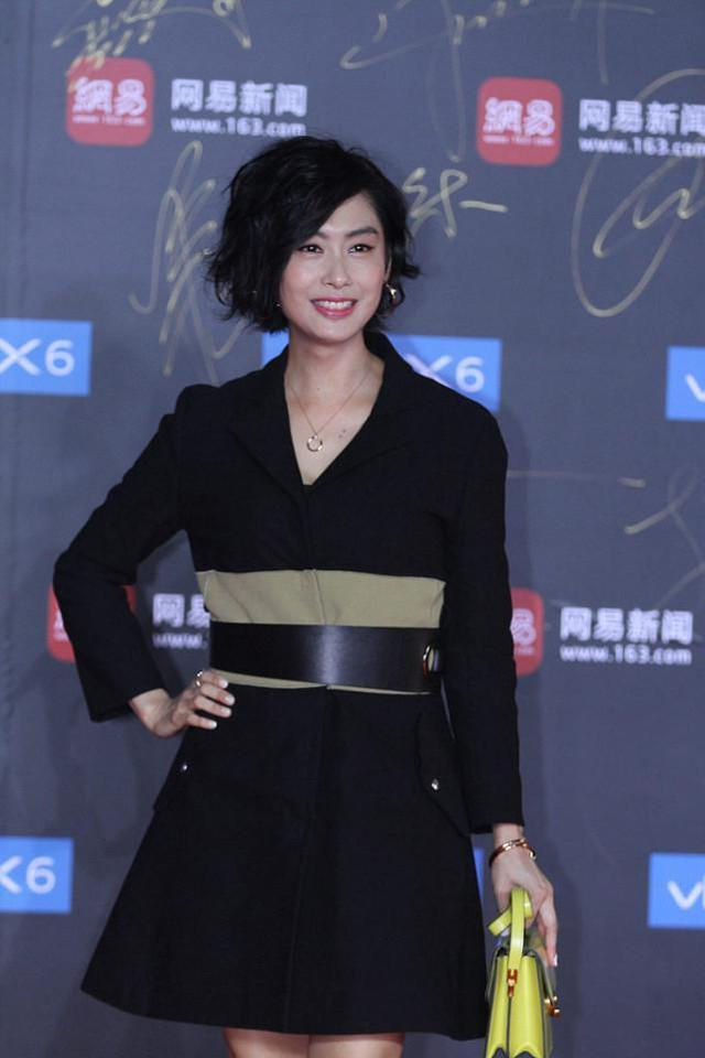 朱茵49岁气质仍惊艳穿黑色连衣裙干练利落端庄稳重真有女神范