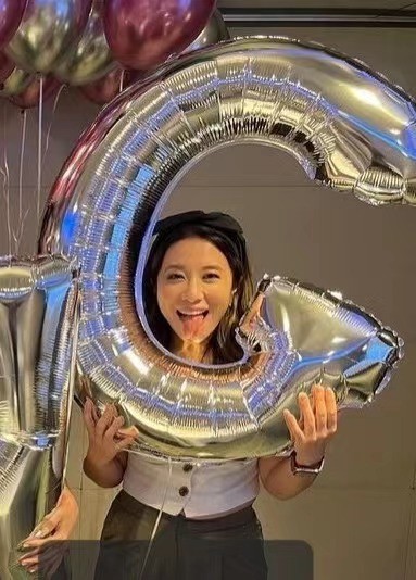 照片中拿着字母"c"站在最右边的女孩,就是超模徐子淇的亲妹妹徐子欣.