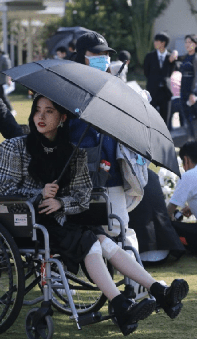 鞠婧祎拍戏时突然跪地摔伤膝盖,坦言很丢脸:医生说我是晕倒休闲区蓝鸢梦想 - Www.slyday.coM 鞠婧祎拍戏时突然跪地摔伤膝盖,坦言很丢脸:医生说我是晕倒休闲区蓝鸢梦想 - Www.slyday.coM