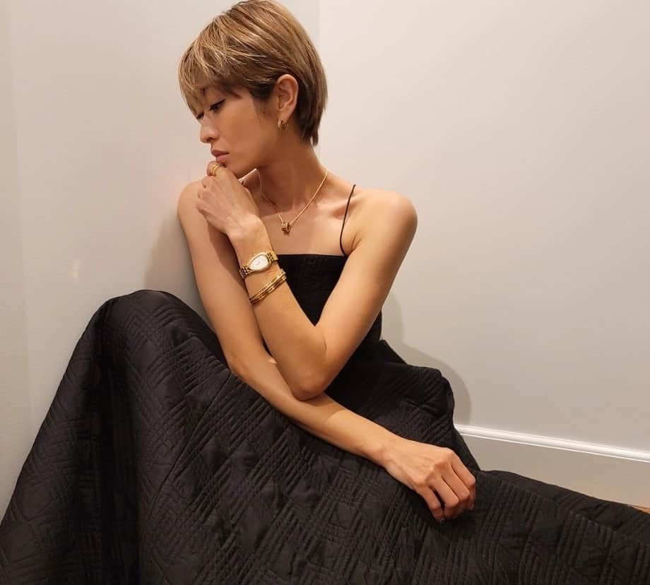 小栗旬的老婆,山田优,披露了大胆紧身裙的私服照,太帅了