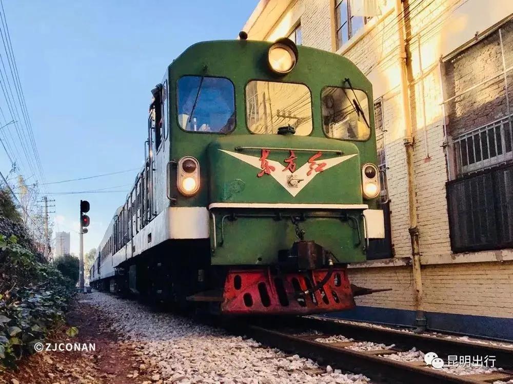 上车时隔11年东方红21型机车再次回归