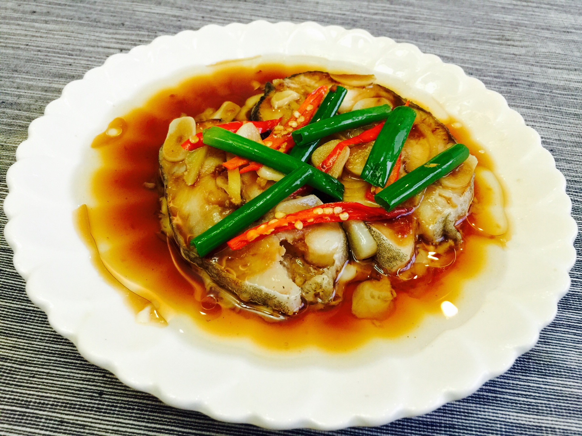 步骤8细嫩爽滑,美味可口的清蒸鳕鱼就烹饪好了,快来一起享用这美味的