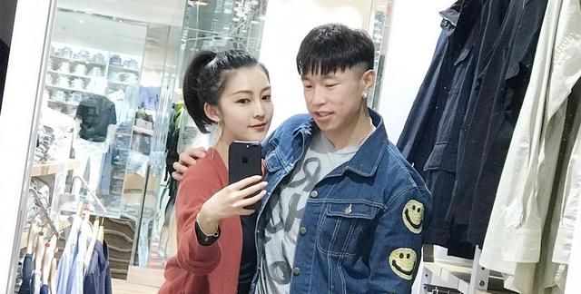 直男的思维你不懂,德云社的摄影大师烧饼,给自己老婆拍照翻了车休闲区蓝鸢梦想 - Www.slyday.coM