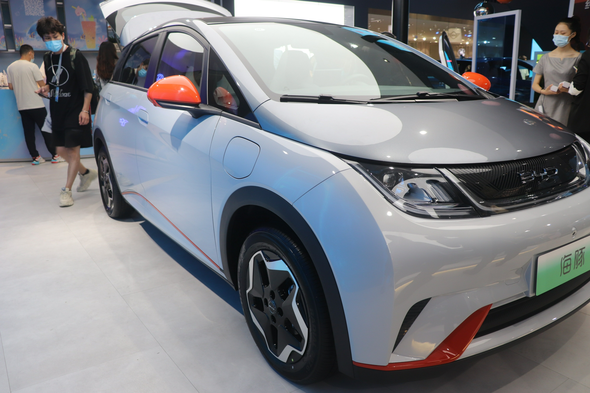 海豚是比亚迪海洋系列的首款车型,基于最新的e平台3.