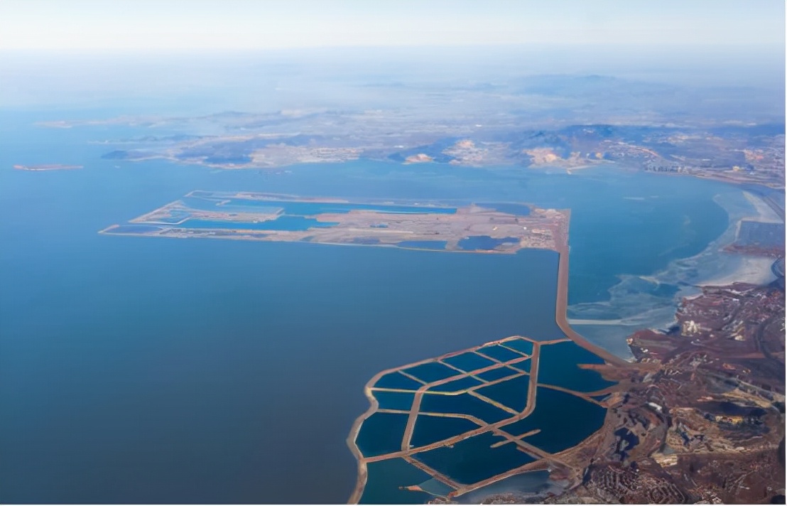 图为大连金州湾