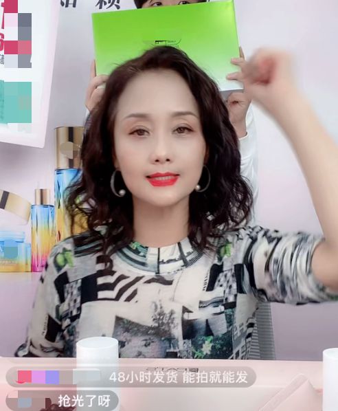 55岁李颖为母亲庆生,母女俩同框似姐妹,80岁的母亲优雅又自信