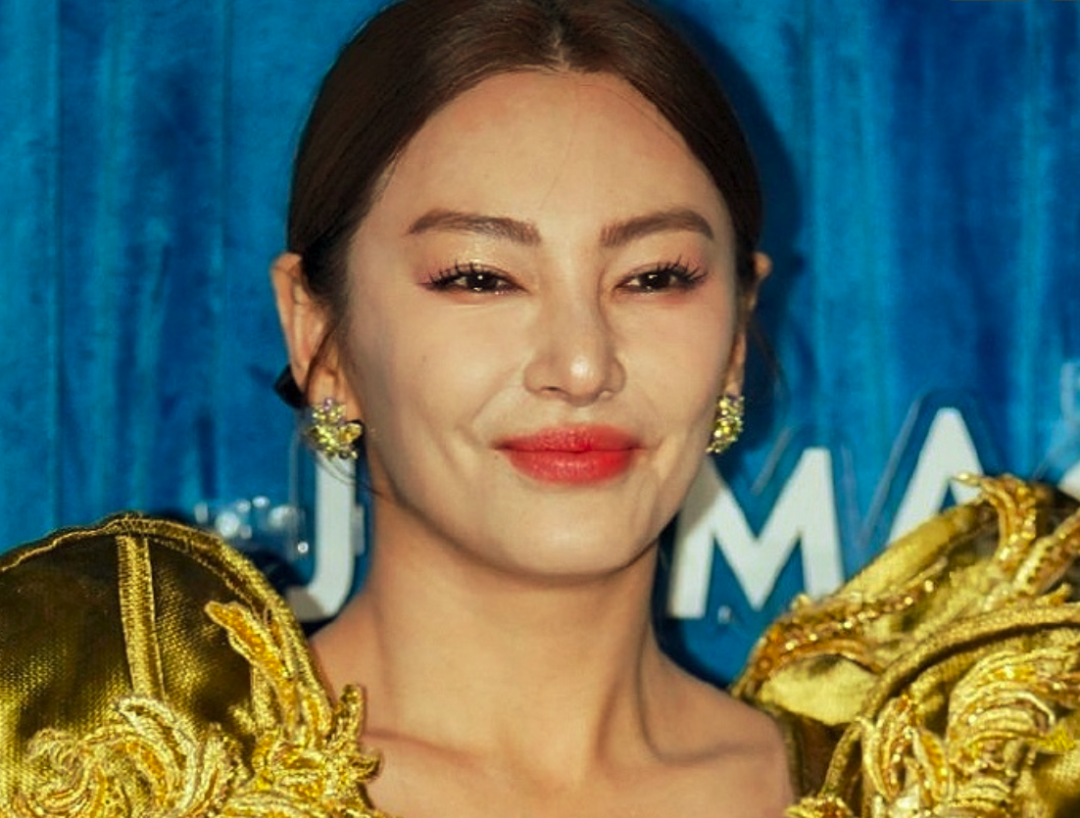 张雨绮最新路透发福开怀大笑法令纹明显被旁边女演员抢镜