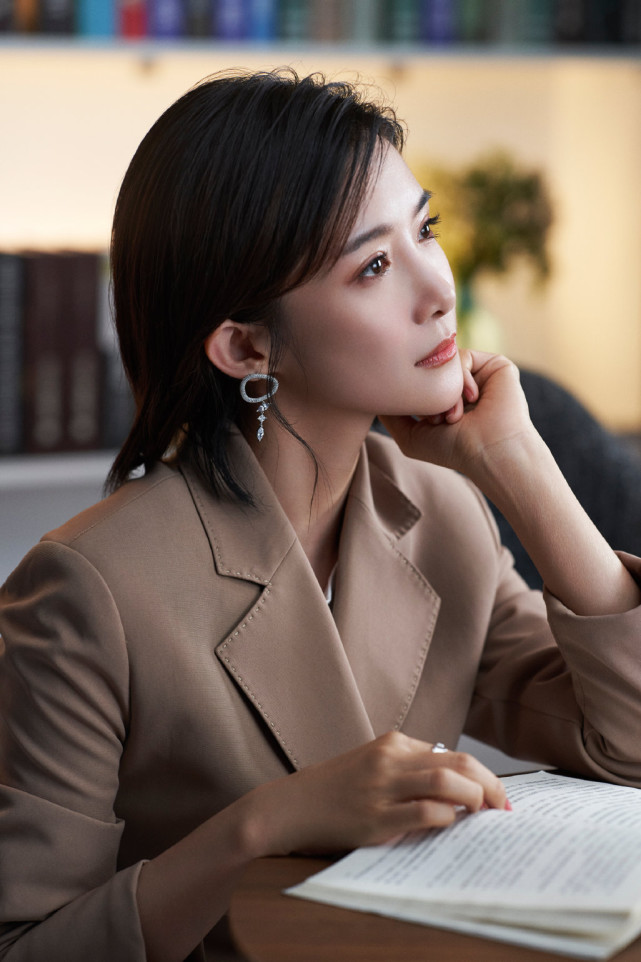 蔡紫越来越有女明星范登杂志封面气场全开穿职场装妥妥央视范