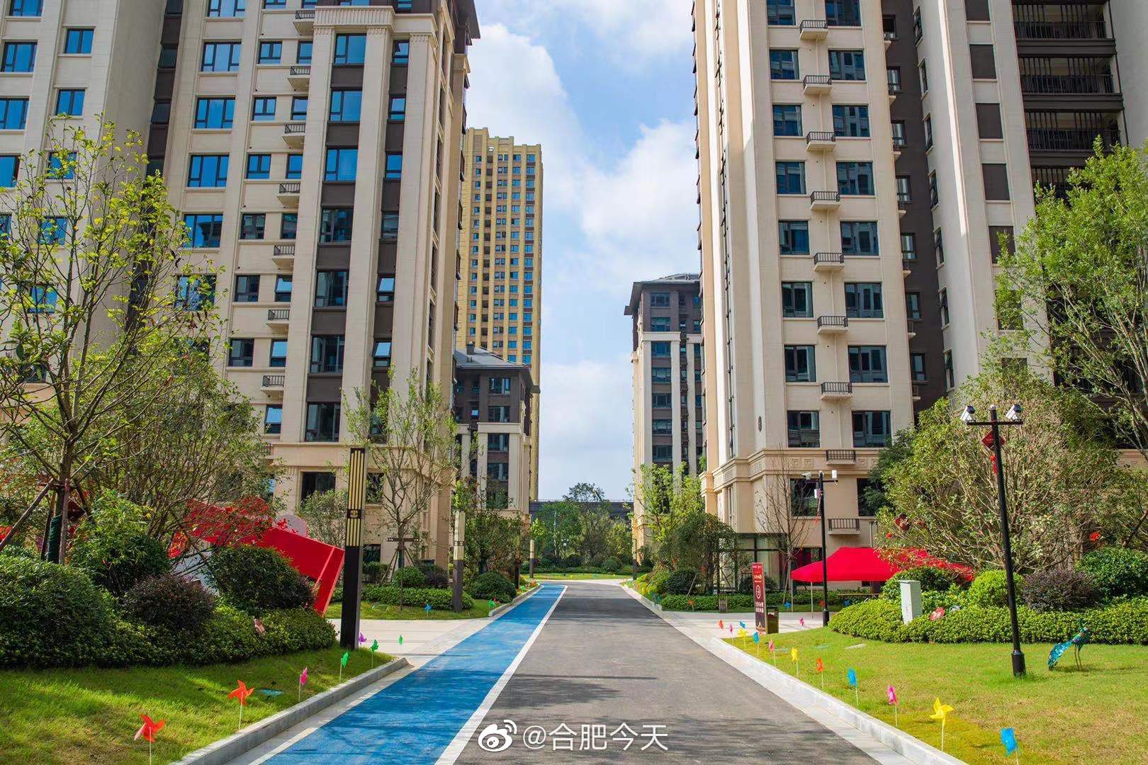 这是滨湖荣盛华府,看着还不错