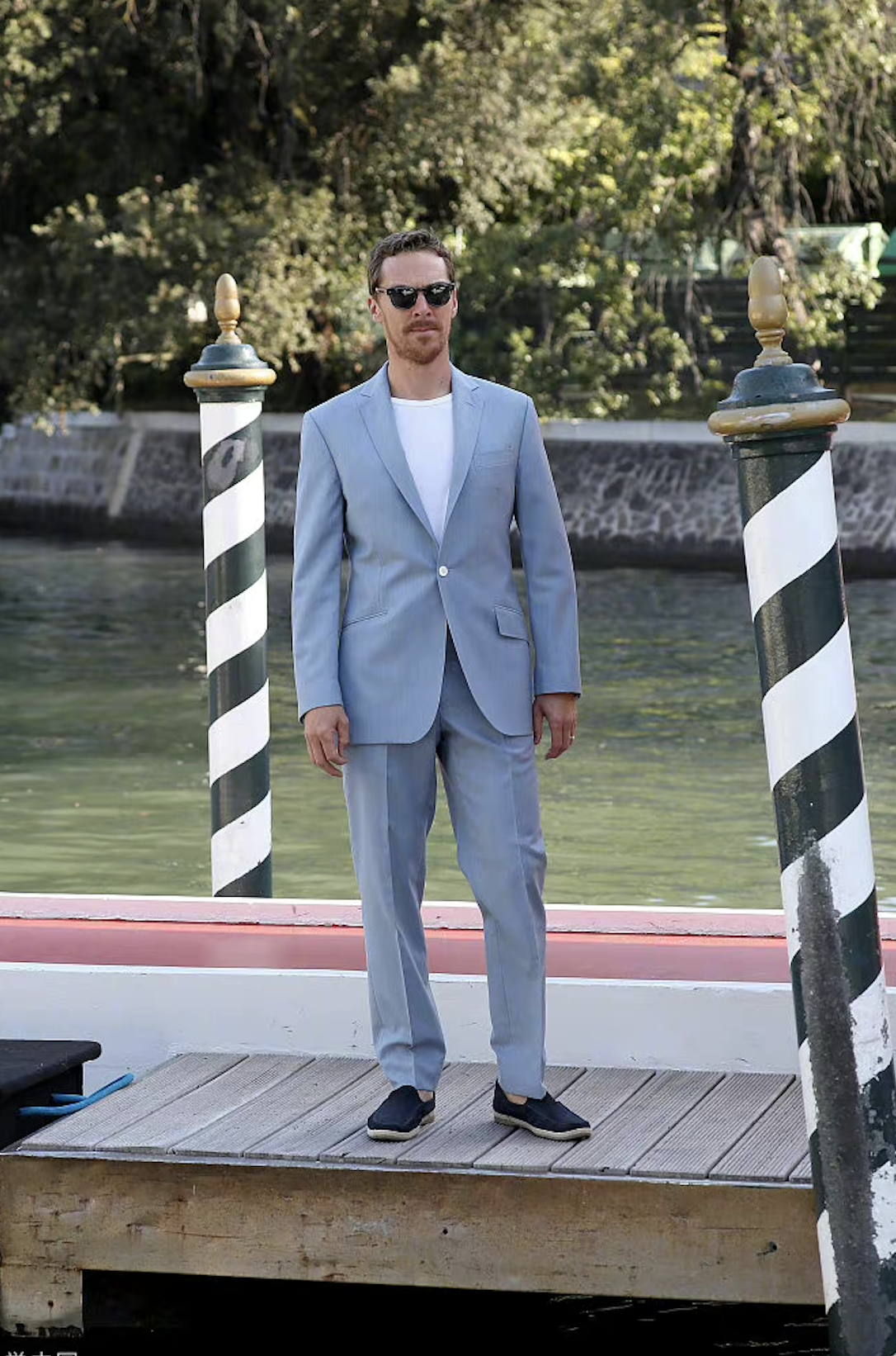 奇异博士这个穿搭太好笑,身着西装脚踩运动鞋,网友:老北京布鞋