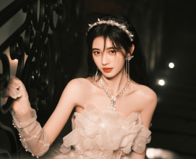 鞠婧祎拍戏时突然跪地摔伤膝盖,坦言很丢脸:医生说我是晕倒休闲区蓝鸢梦想 - Www.slyday.coM 鞠婧祎拍戏时突然跪地摔伤膝盖,坦言很丢脸:医生说我是晕倒休闲区蓝鸢梦想 - Www.slyday.coM