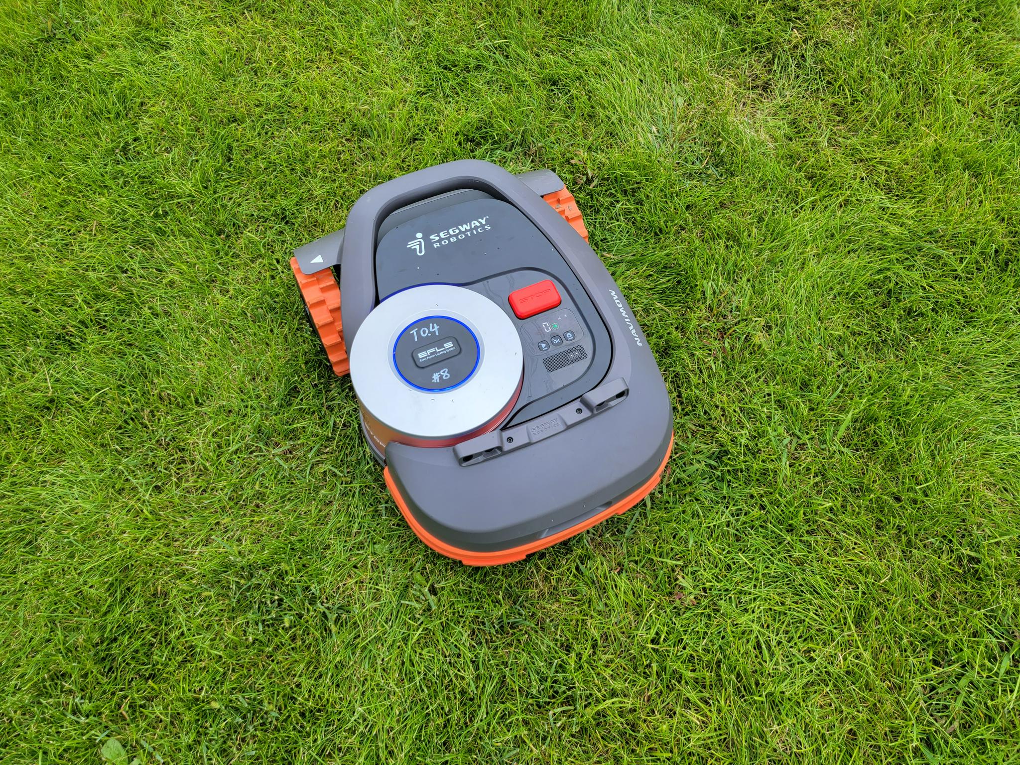 赛格威推出割草机器人:别墅草坪新标配,最高可修3000平方米草坪