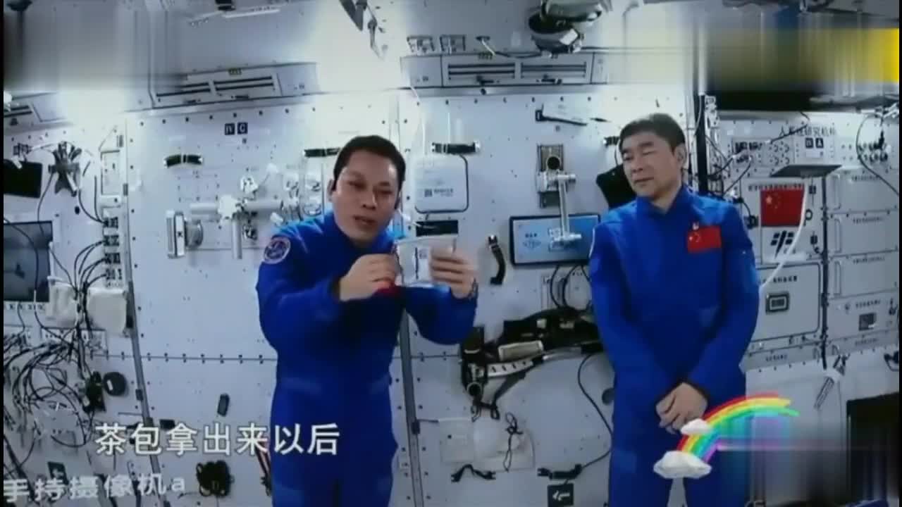 开学第一课汤洪波在太空演示用筷子夹茶
