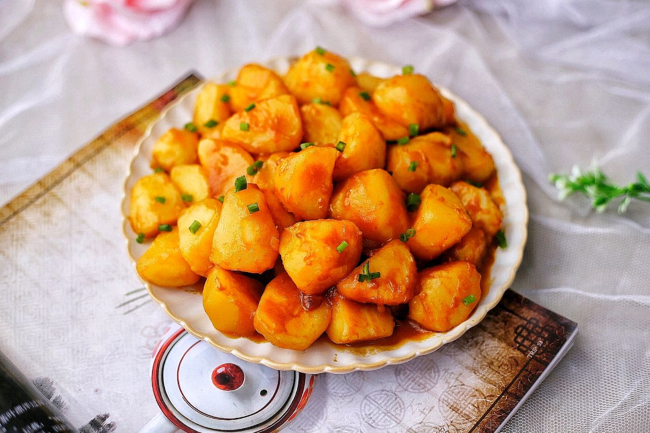 家常红烧土豆软烂入味下饭又解馋上桌都抢着吃