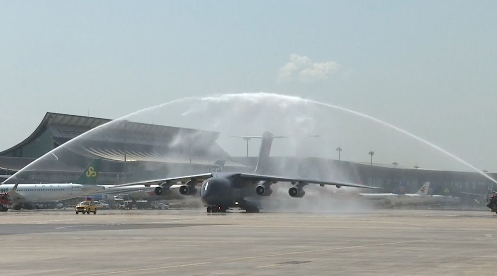 运-20专机降落 机场以过水门最高礼遇迎志愿军烈士回家