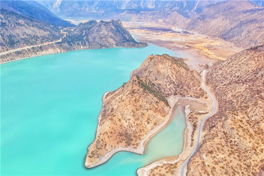 川藏线上的神奇堰塞湖天气晴朗的时候美如画卷秋天风景最好看