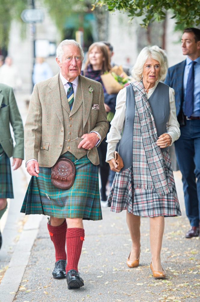查尔斯卡米拉穿苏格兰裙,拜访村民,村民:查尔斯会是好国王