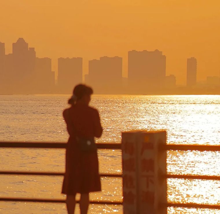 男人只是把你当朋友,还是爱上你了,是可以看出来的：三个举止休闲区蓝鸢梦想 - Www.slyday.coM