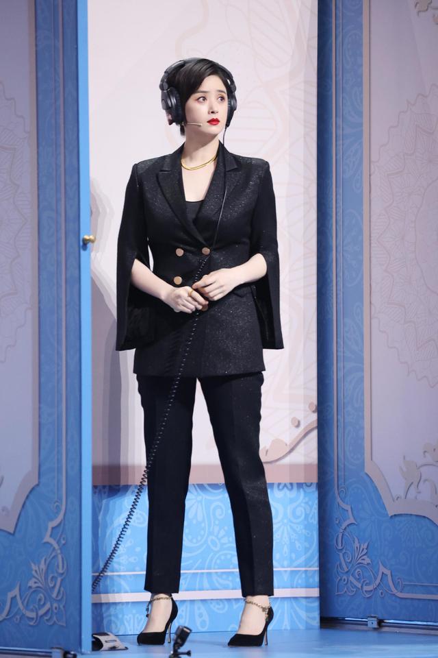 蒋欣的大骨架显壮一字肩连衣裙优雅大气不显胖还非常漂亮大方