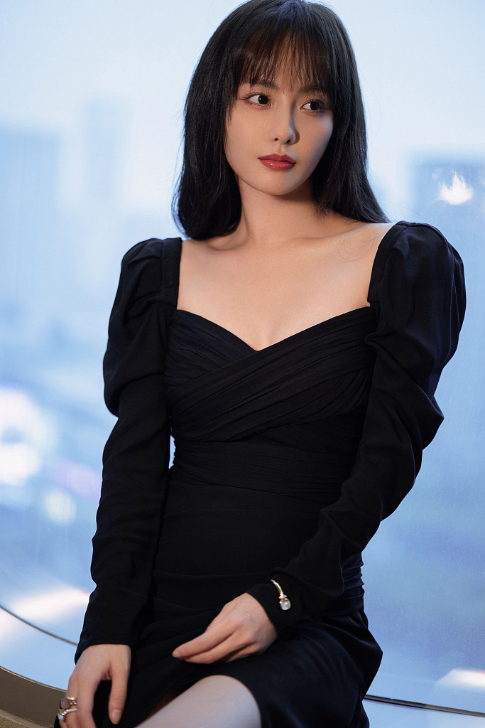 张嘉倪黑色法式长裙造型温柔魅惑尽显优雅气质